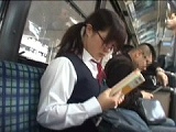 路線バスで読み捨てられたエロ本をパンツ濡らしながら覗き見する眼鏡娘