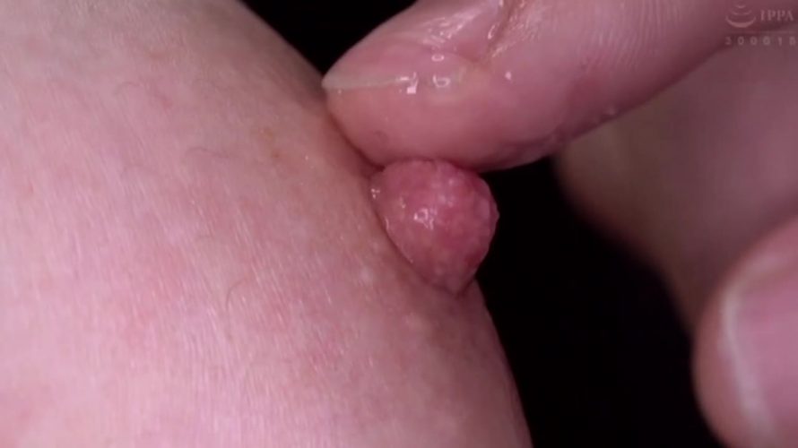 超高画質！じっくりと接写した敏感勃起乳首いじり