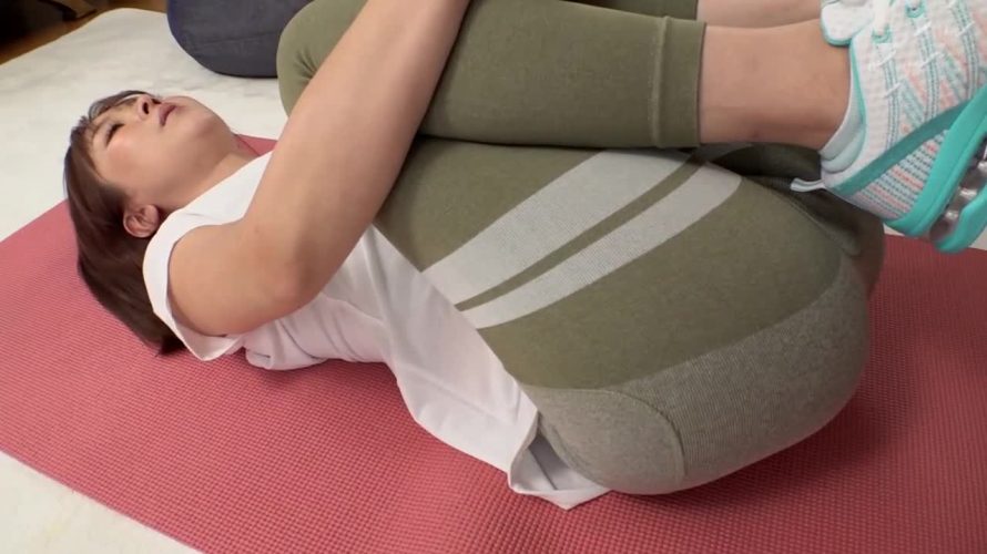 夫に相手にされないスポコス人妻ハウスキーパーがデカ尻フリフリ無自覚にお客を誘惑！？　大槻ひびき